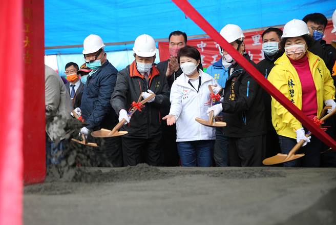 歷經9次流標的大里區瑞城里活動中心，21日在台中市長盧秀燕等貴賓執鏟動土後，終於開工。（黃國峰攝）