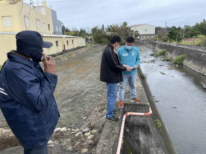 大甲建興里后厝溪橋旁堤防遭掏空，市議員施志昌前往會勘。（陳淑娥攝）