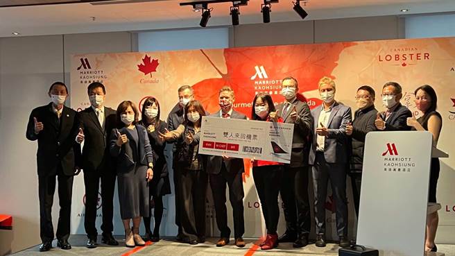 高雄万豪酒店和加拿大驻台北贸易办事处、加拿大农业及农业食品、加拿大牛肉协会、加拿大龙虾协会以及加拿大航空联合举办「加拿大美食节」，豪气抽机票。（柯宗纬摄）
