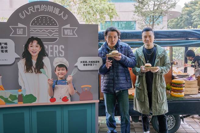 李铭忠代表李氏宗亲会惊喜现身《八尺门的辩护人》剧组探班。（镜文学提供）