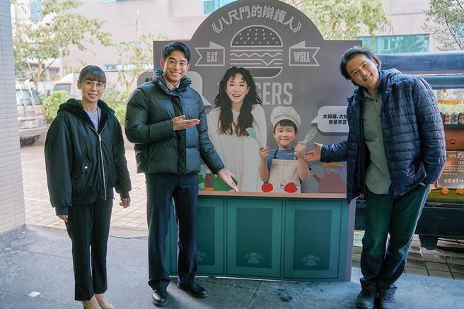 《八尺门的辩护人》公辩室成员陈恩甄、初孟轩同享李铭顺爱妻的范文芳的爱心餐点。（镜文学提供）