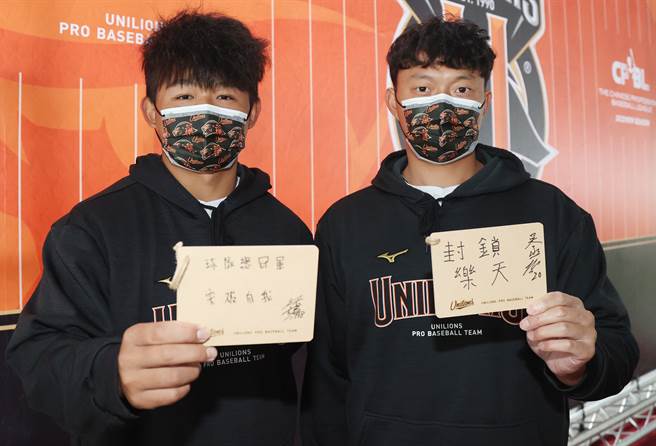 去年遭到乐天桃猿释出的江国谦（左）与吴丞哲（右）加入统一狮，两人也写下年度目标，其中吴丞哲更写上「封锁乐天」。（资料照，中央社）