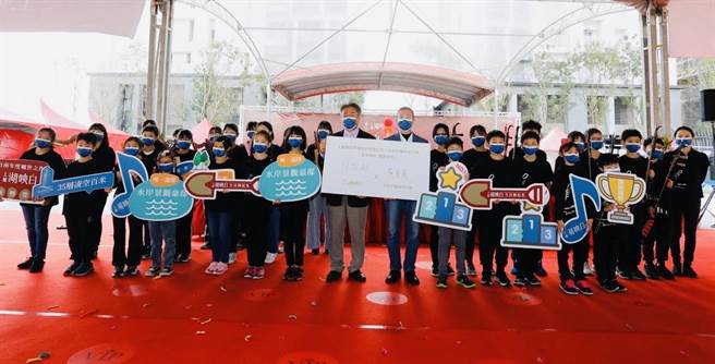 上曜建设为回馈在地并为音乐教育扎根，宣布成立音乐圆梦计画，提供经费150万元，挹注九份子国中小管弦乐团长期发展。（柯宗纬翻摄）