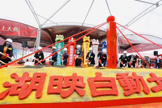 位于台南市安南区乐活路、宜居三路口的九份子指标型大案「上曜 湖映白」去年底公开，日前举行动土典礼。（柯宗纬翻摄）