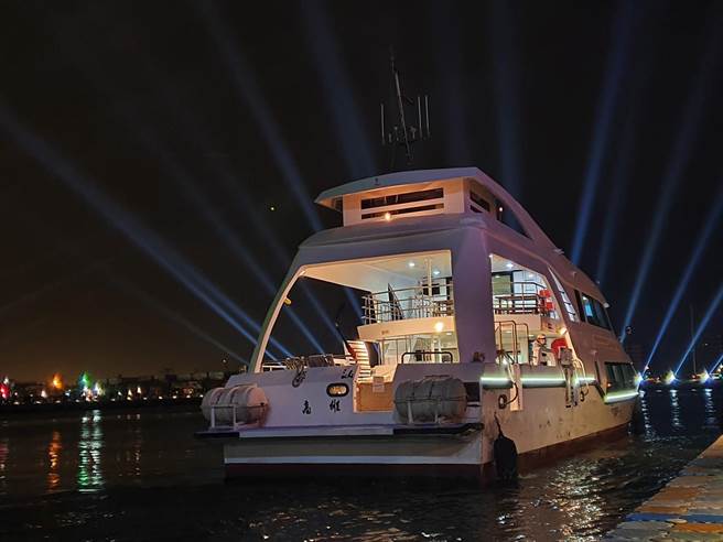 2月25日入住高雄英迪格豪華房或以上的房型，免費搭乘遊艇欣賞無人機表演。（業者提供）