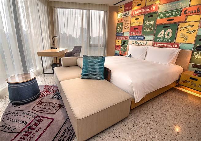 高雄英迪格豪華房帶公園景觀及單人沙發床。（業者提供）