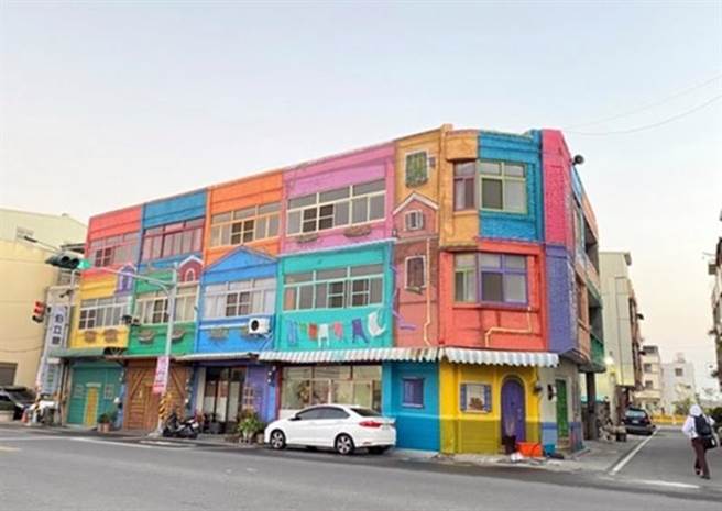 斗苑西路上一处特色建物立面全部重新彩绘后，吸引许多游客前来拍照打卡。（彰化县政府提供／谢琼云彰化传真）