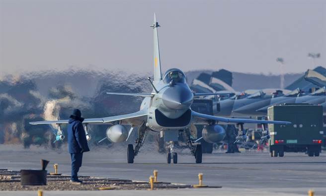 中方空军歼-10C战机的资料照。（新华社）