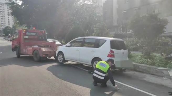 行政执行署当街查封酒驾欠缴罚锾的萧姓民眾名下车辆。（蒋永佑传真）