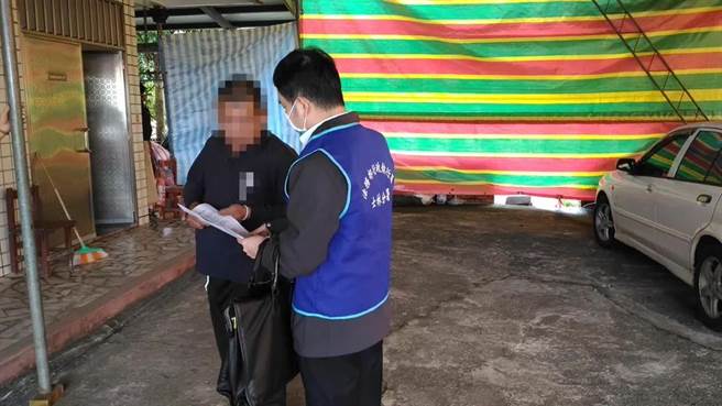 行政执行署人员亲自登门至三位妈宝家追讨欠款。。（蒋永佑传真）