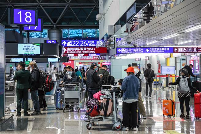 中央擬將入境檢疫縮短為10天。圖為桃園機場出境旅客。（陳麒全攝）