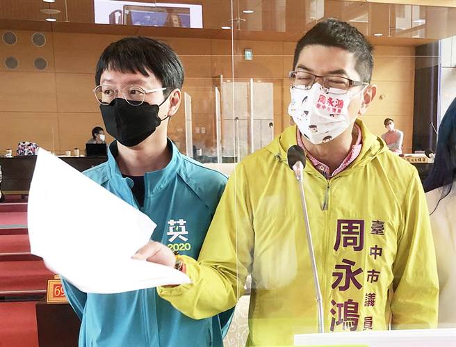 民进党团总召江肇国（左）、干事长周永鸿（右）严正要求，市府必须要有长官为此下台负责。（本报檔案照片）