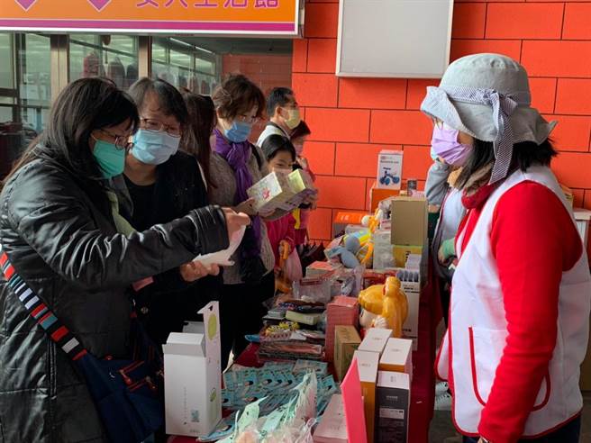 苗栗家扶中心19日在苗栗市、苑里镇举行义卖活动。（苗栗家扶中心提供／李京升苗栗传真）