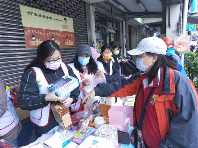 苗栗家扶中心将义卖所得全数捐出。（苗栗家扶中心提供／李京升苗栗传真）