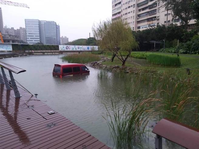 新北市土城區27歲張姓通緝犯開車試圖衝撞員警，遭警連開4槍阻止，張女最終因駕車失控衝進板橋區生態池內，被警方逮捕歸案。（蔡雯如翻攝）