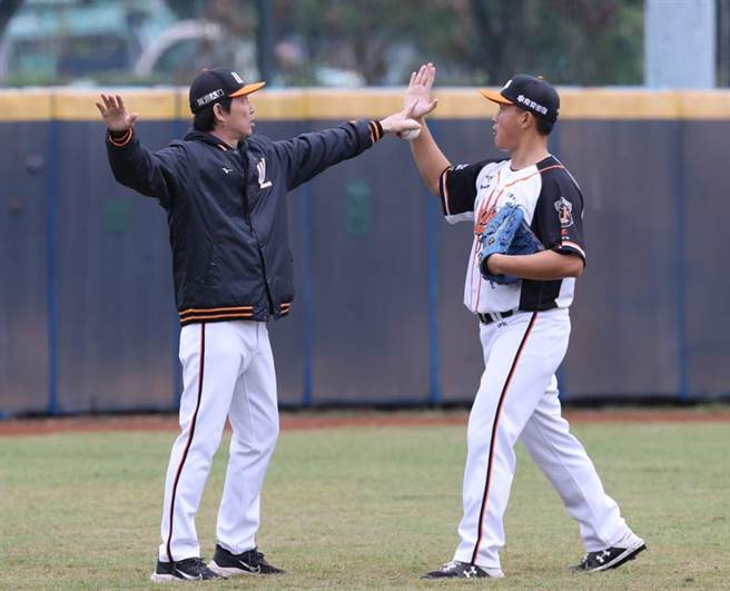 吴丞哲（右）接受统一狮总教练林岳平指导。（中央社）