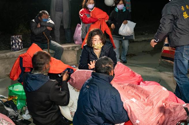 冷气团发威，台东县长饶庆铃与台东市长张国洲一行，昨晚夜访街友表达关怀。（台东县政府提供）