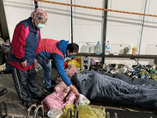 彰化县政府社会处结合基金会、协会等各社福团体，19日晚间起启动街友低温关怀机制，在南彰化地区为街友送上热食、御寒的衣物棉被等物资。（彰化县政府提供／谢琼云彰化传真）