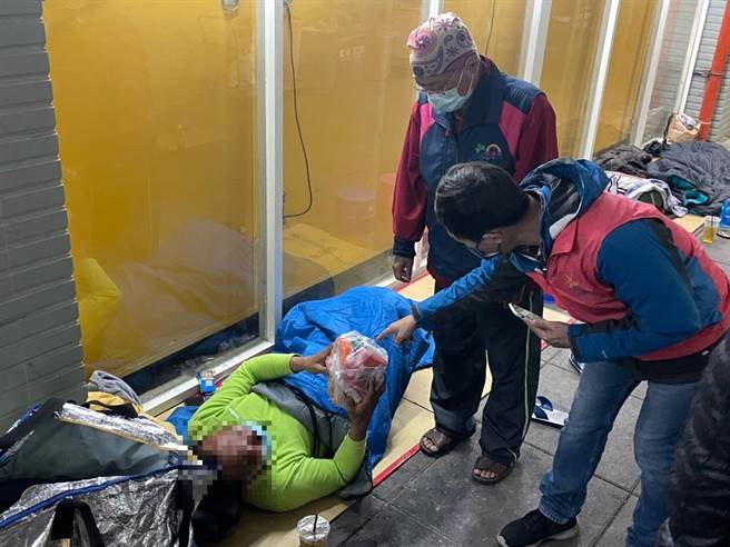 彰化县政府社会处结合基金会、协会等各社福团体，19日晚间起启动街友低温关怀机制，在南彰化地区为街友送上热食、御寒的衣物棉被等物资。（彰化县政府提供／谢琼云彰化传真）