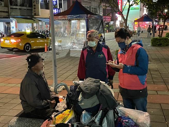 彰化县政府社会处结合基金会、协会等各社福团体，19日晚间起启动街友低温关怀机制，在南彰化地区为街友送上热食、御寒的衣物棉被等物资。（彰化县政府提供／谢琼云彰化传真）