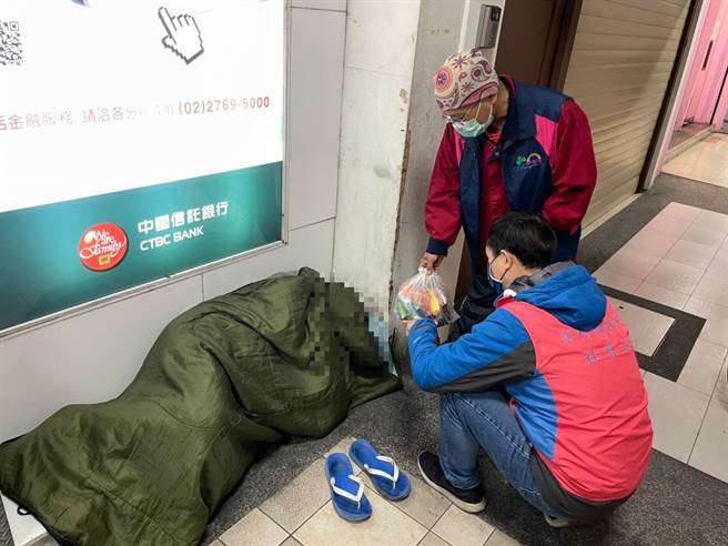彰化县政府社会处结合基金会、协会等各社福团体，19日晚间起启动街友低温关怀机制，在南彰化地区为街友送上热食、御寒的衣物棉被等物资。（彰化县政府提供／谢琼云彰化传真）