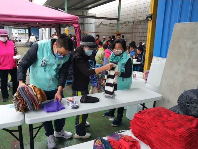 快乐天堂基金会也在员林市员水路会址供应热呼呼的烧酒鸡，还提供暖暖包、御寒物资给民眾领取，张雪如也对外募集二手睡袋。（张雪如提供／谢琼云彰化传真）
