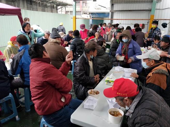 快乐天堂基金会也在员林市员水路会址供应热呼呼的烧酒鸡，还提供暖暖包、御寒物资给民眾领取，张雪如也对外募集二手睡袋。（张雪如提供／谢琼云彰化传真）