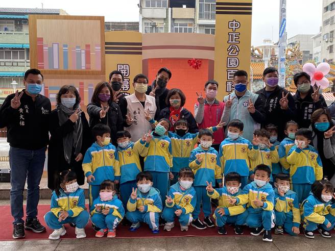 嘉义市中正公园儿童游戏区整修后，今天重新开放启用。（廖素慧摄）