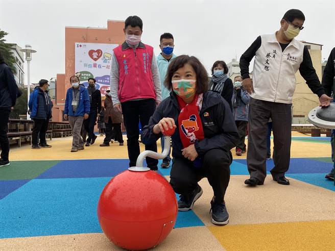 嘉义市中正公园儿童游戏场重新启用，市长黄敏惠（蹲者）体验及检视音乐感官游具。（廖素慧摄）