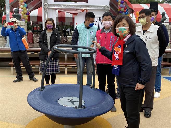 嘉义市长黄敏惠（右）检视游具的承重度及安全性。（廖素慧摄）