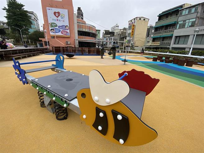 嘉义市中正公园儿童游戏区重新开放启用。（廖素慧摄）
