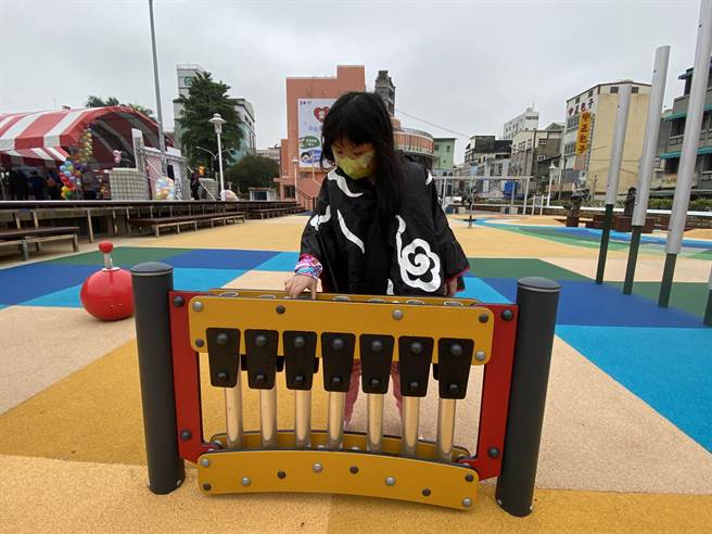 嘉义市中正公园儿童游戏场重新启用，有小朋友迫不急待玩音乐区游具。（廖素慧摄）