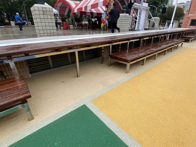 嘉义市中正公园儿童游戏场重新启用，有镶入式空间可放轮椅。（廖素慧摄）
