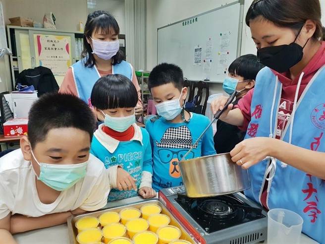 嘉义市天父的爱儿少全人关顾协会「护苗家园」提供餐食给脆弱家庭孩子 。（嘉义市政府提供／廖素慧嘉市传真）