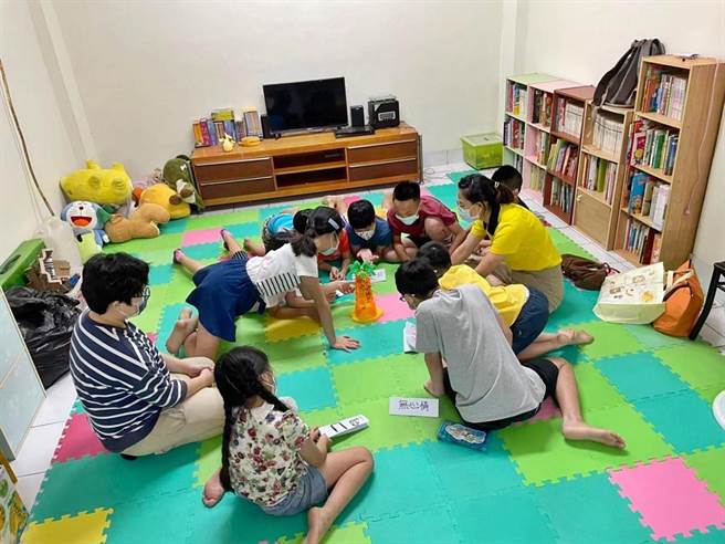 嘉义市天父的爱儿少全人关顾协会「护苗家园」课后照顾脆弱家庭的孩子。 （嘉义市政府提供／廖素慧嘉市传真）