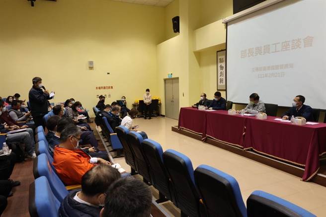 交通部長王國材赴屏東潮州地區與台鐵員工座談(交通部提供)