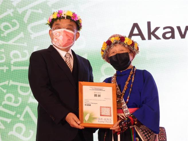 原住民族委员会今在花莲美仑大饭店举办「世界母语日-原住民族语言发展会议」，由行政院长苏贞昌（左）亲颁发终身贡献奖予致力投入復振部落文化工作的林清美（右），感谢她推动原住民族语传承不遗余力。（罗亦晽摄）