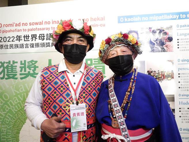 台东卑南族南王（普悠玛）部落的族人林清美（右），一生致力投入部落文化传承工作，获原民会「111年奖励原住民族语言发展实施计画」终身贡献奖殊荣。（罗亦晽摄）