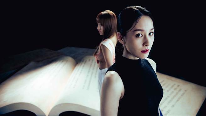 被網友票選為周杰倫MV最美女主角的曾愷玹，近期接受台灣設計師詹朴的邀請，於其同名APUJAN 2022秋冬系列中化身特務，講述一位潛入故事中的特務，為找回現實與虛擬世界連結的證明，穿梭在宴會、迷宮等場景的故事。（APUJAN提供）