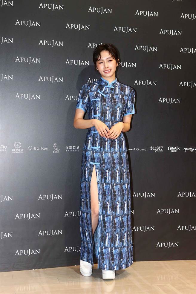 簡廷芮以藍色旗袍出席APUJAN 2022秋冬系列記者會，也帶出本季融入東方細節和西方輪廓。（鄧博仁攝）