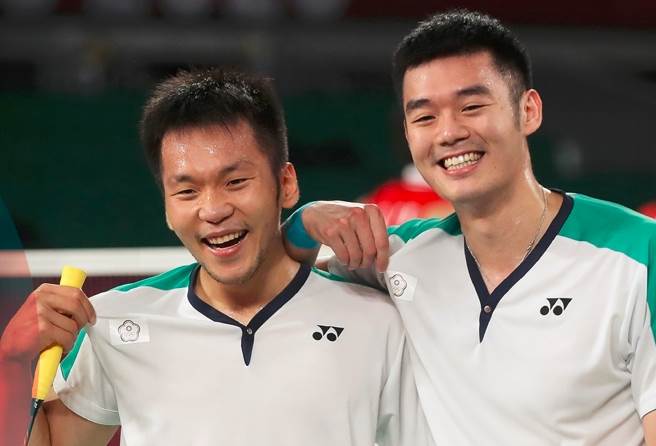 「麟洋配」李洋（左）、王齐麟（右）的金牌好形象代言不断。（图／取自李洋脸书）