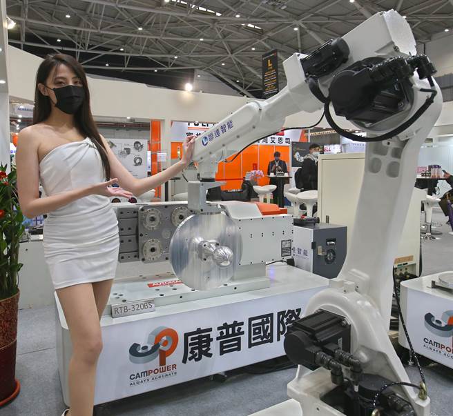 台灣兩大工具機展21日首度結盟辦理聯展，康普國際精密機械的自動化機械換料增加產能。（陳君瑋攝）