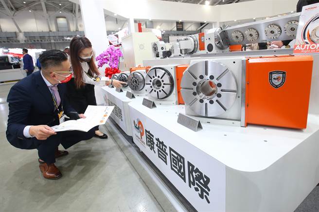 康普國際精密機械業務向客戶介紹凸輪轉台。（陳君瑋攝）