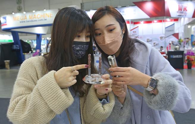 廠商向客戶介紹鎢鋼鍍層鑽頭及鋁加工用立銑刀。（陳君瑋攝）