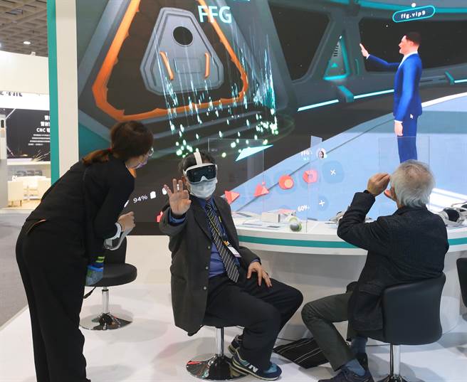 廠商讓客戶用VR眼鏡體驗介紹產品。（陳君瑋攝）