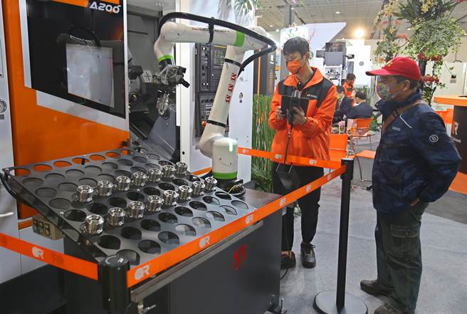 廠商向客戶展示自動化機械手臂。（陳君瑋攝）