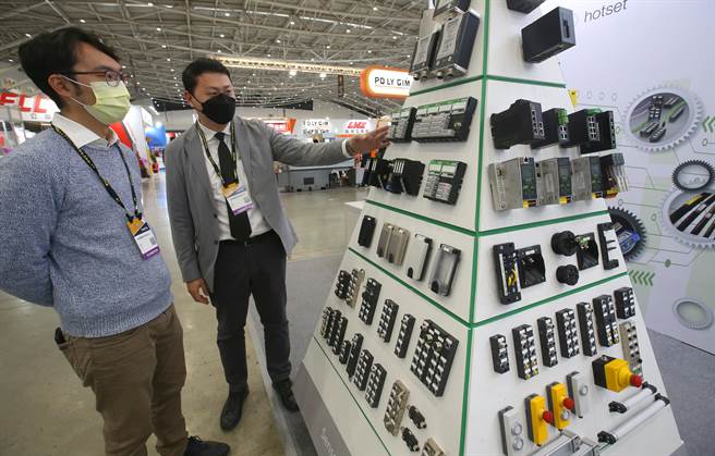 廠商向客戶介紹代理的歐洲國家工業零組件。（陳君瑋攝）
