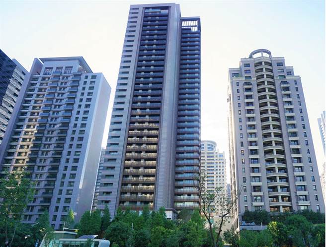 台中市7期豪宅「寶璽天睿」，坐擁府會園道1號燙金門牌。（盧金足攝）