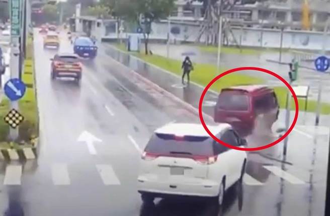 女通緝犯駕駛紅色車輛急彎失敗，衝入生態池中。（翻攝畫面）