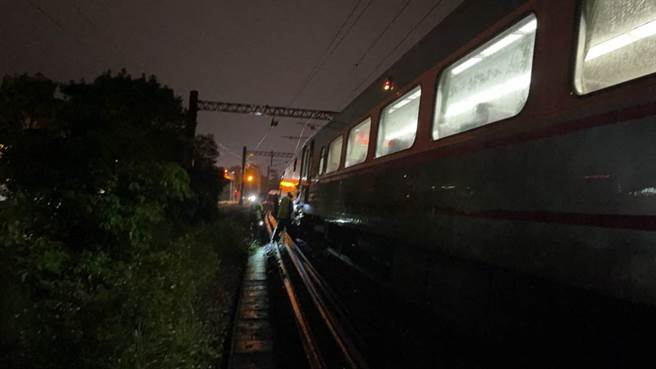 台鐵439次自強號今晚8時許，行經宜蘭校舍路平交道時，不慎撞上一名闖入平交道的行人，該名行人當場死亡。（台鐵提供／羅亦晽宜蘭傳真）
